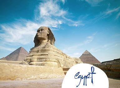 Die Große Sphinx von Gizeh vor blassem Himmel und Pyramiden, ideal für Ägyptenreisen.
