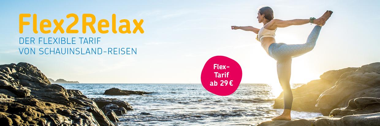 Frau übt Yoga am felsigen Küstenstrand bei Sonnenaufgang, symbolisiert Entspannung und Freiheit. Frau übt Yoga am felsigen Küstenstrand bei Sonnenaufgang, symbolisiert Entspannung und Freiheit.